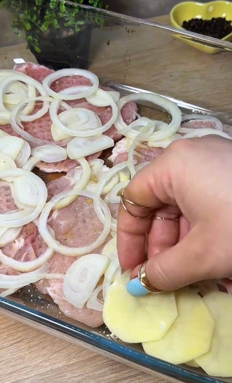 Смачна вечеря з м'ясом за 30 хвилин в духовці: ідеальний рецепт